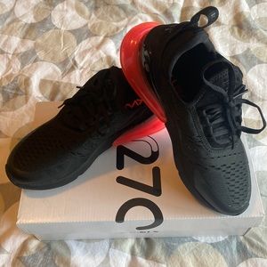 Air Max 270 boys 6/wmn 7.5 like new